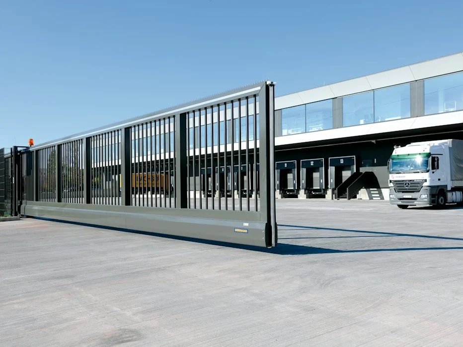 Hofschiebetor – Herstellerbild zur Veranschaulichung